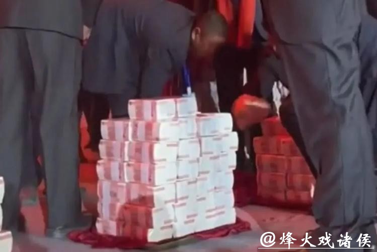 年会现场发6000万元现金! 员工数多少拿多少,有人10分钟数走9万 年会现场发6000万元现金! 员工数多少拿多少,有人10分钟数走9万